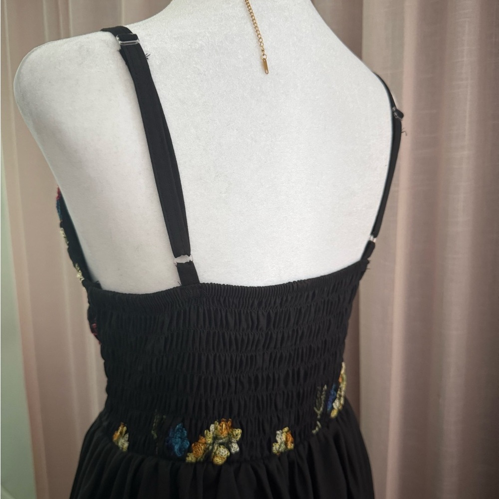 Elegant Black Floral Embroidered Dress - Picture 3 of 3